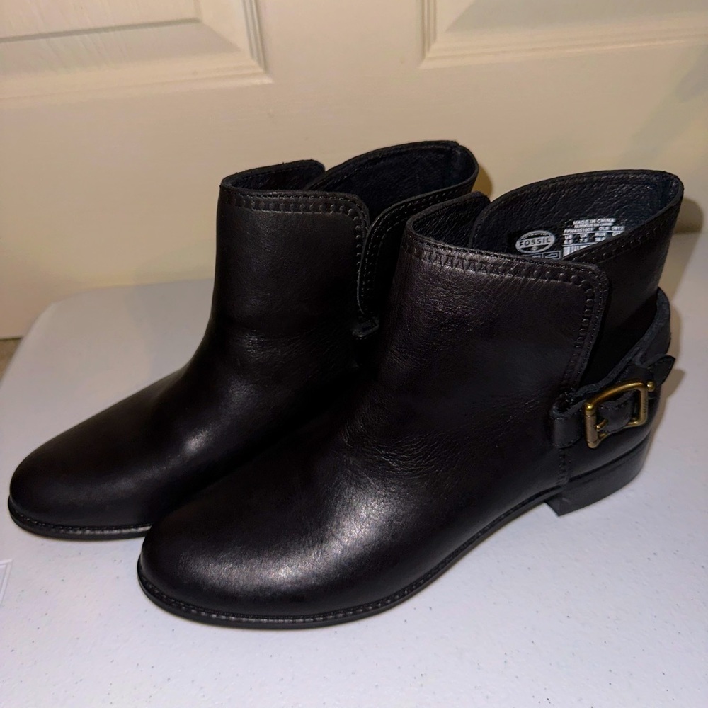 Fossil women’s Black Leather Ankle Booties with Buckle 8.5 punk western boho